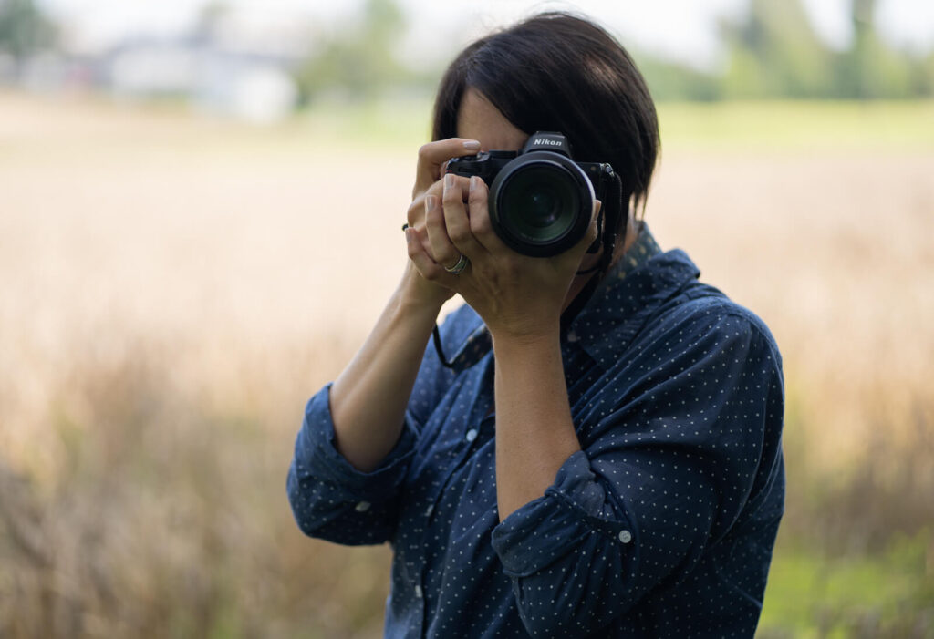 Die Fotografin aus Herford macht ein Foto.