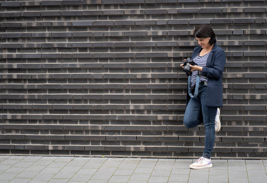 Die Fotografin aus Herford schaut auf ihre Kamera