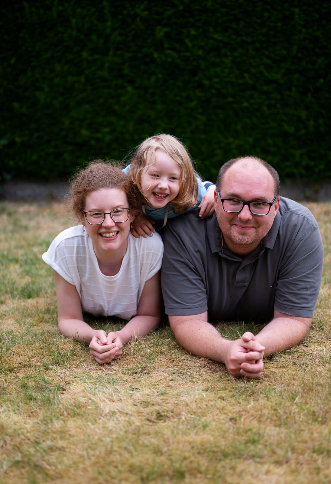Die Fotografin aus Herford hat einen Vater, seine frau und die Tochter im Garten  fotografiert.